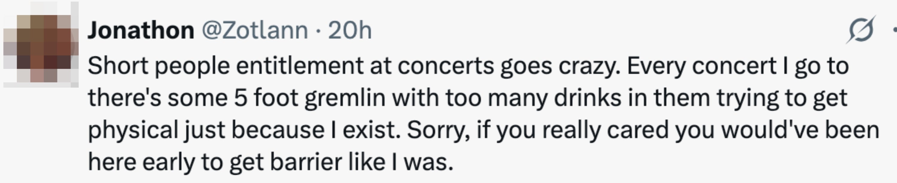 Tweet av Jonathon: Klager over korte personer som opptrer berettiget på konserter og prøver å bli fysiske. Foreslår å ankomme tidlig for bedre plasser