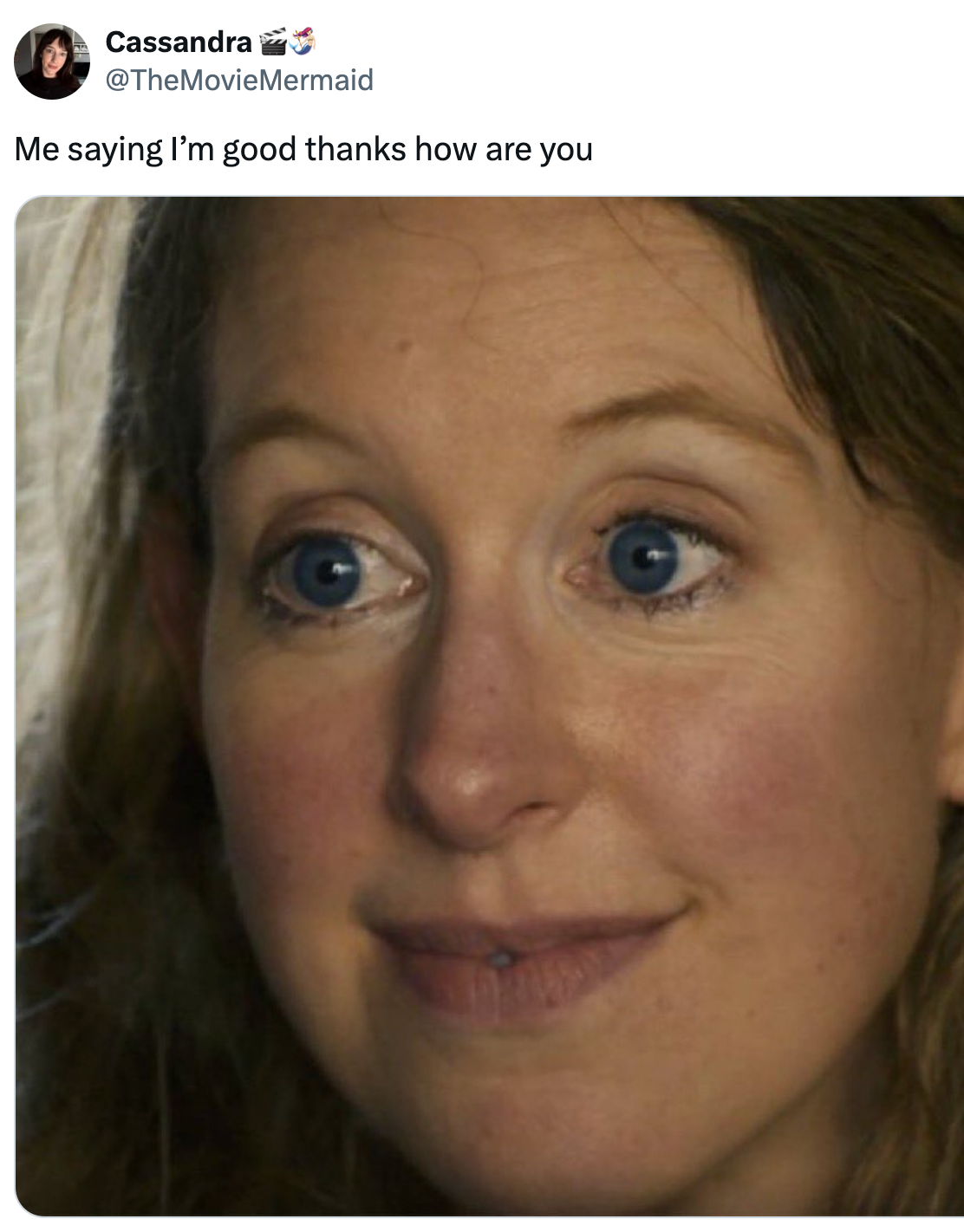 Person med et lite smil med teksten som kan relateres til å si