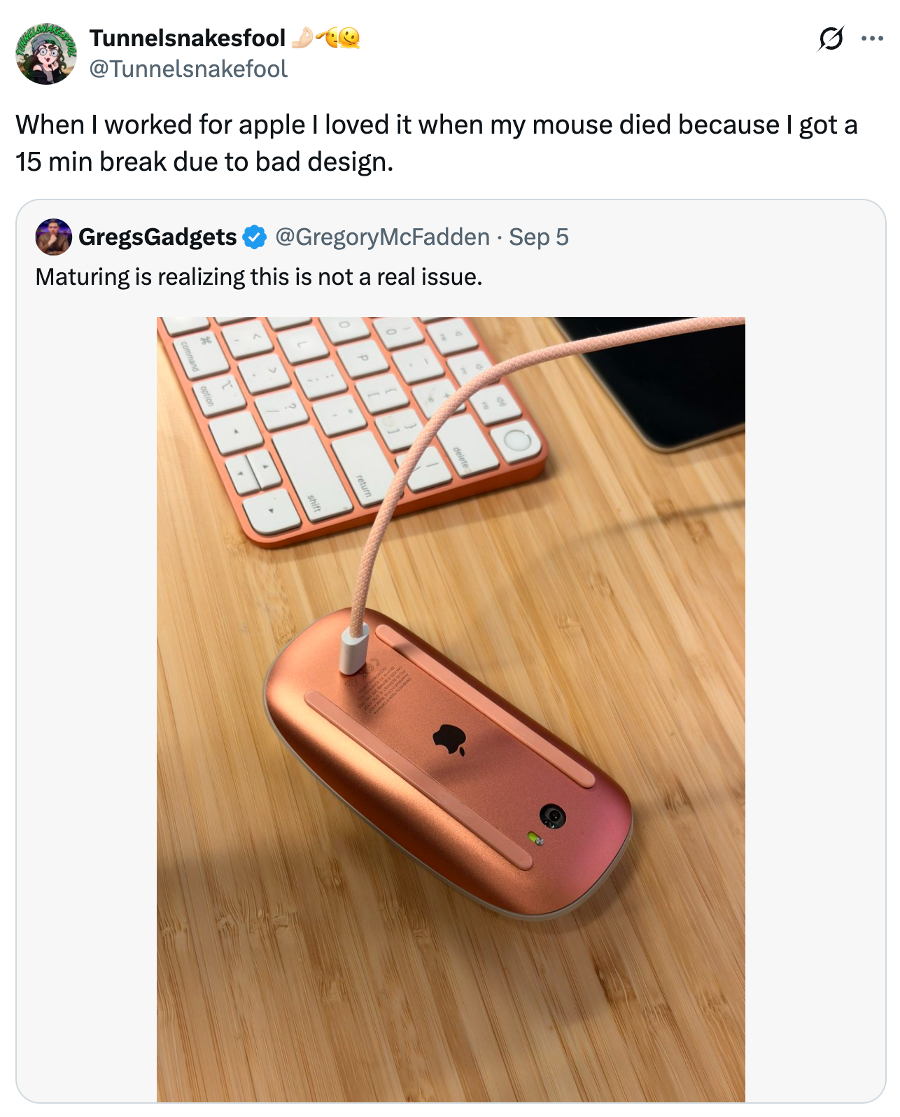 Tweet som viser en tweet med et bilde av en ladet Apple Magic Mouse. Bildeteksten noterer humoristisk å nyte pauser når musen døde på grunn av design