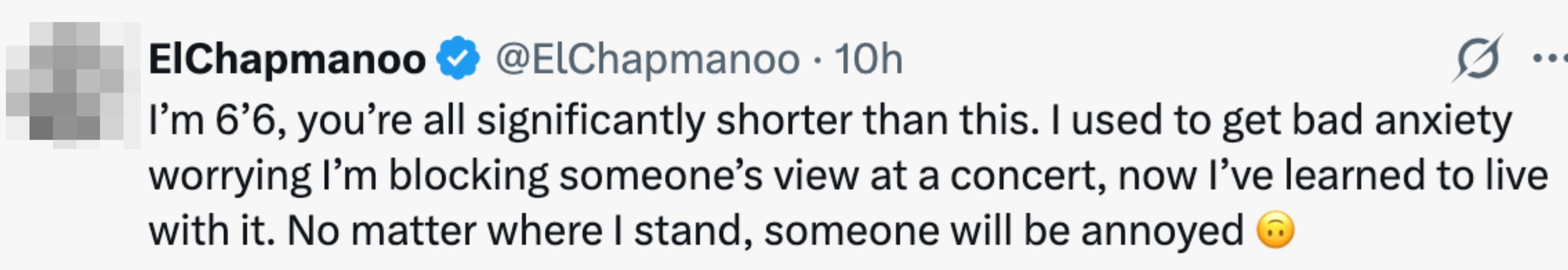 Tweet av @ElChapmanoo om å være 6'6" og håndtere angst på konserter, å vite at noen alltid vil ha en hindret utsikt