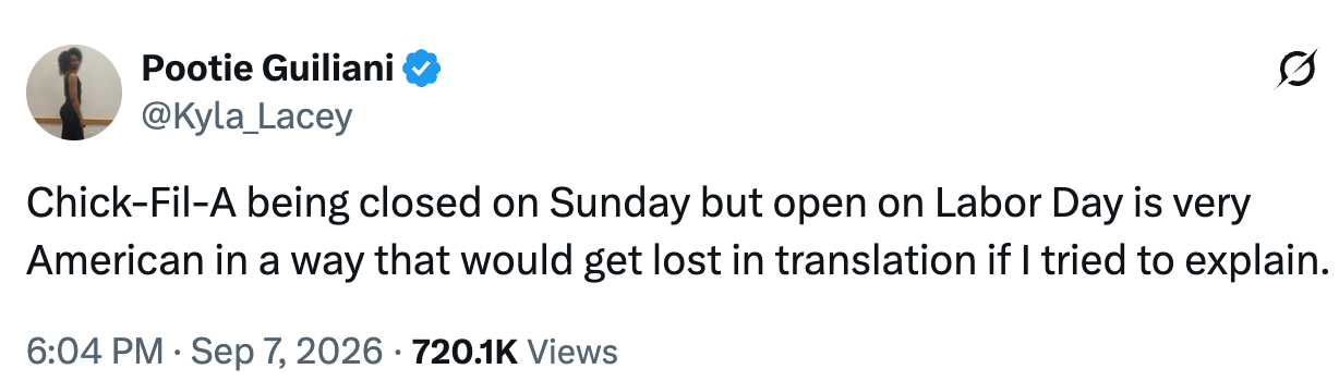 Tweet som fleiper om ironien i at Chick-fil-A er stengt på søndager, men åpen på Labor Day, og beskriver det som et unikt amerikansk fenomen