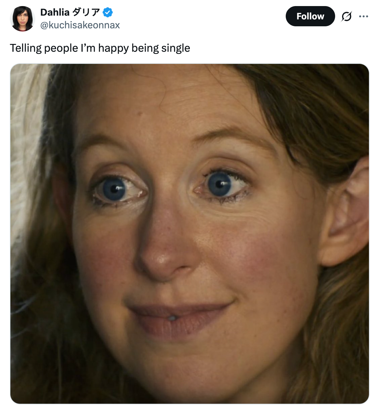 En person med et klosset smil, med bildeteksten