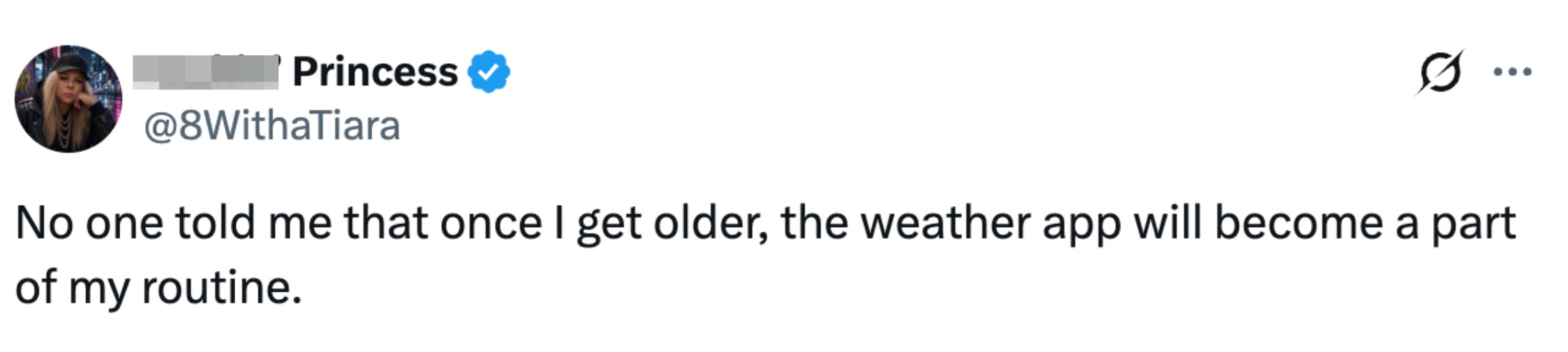 Tweet av @8WithaTiara nevner humoristisk å stole på værappen mer etter hvert som de blir eldre
