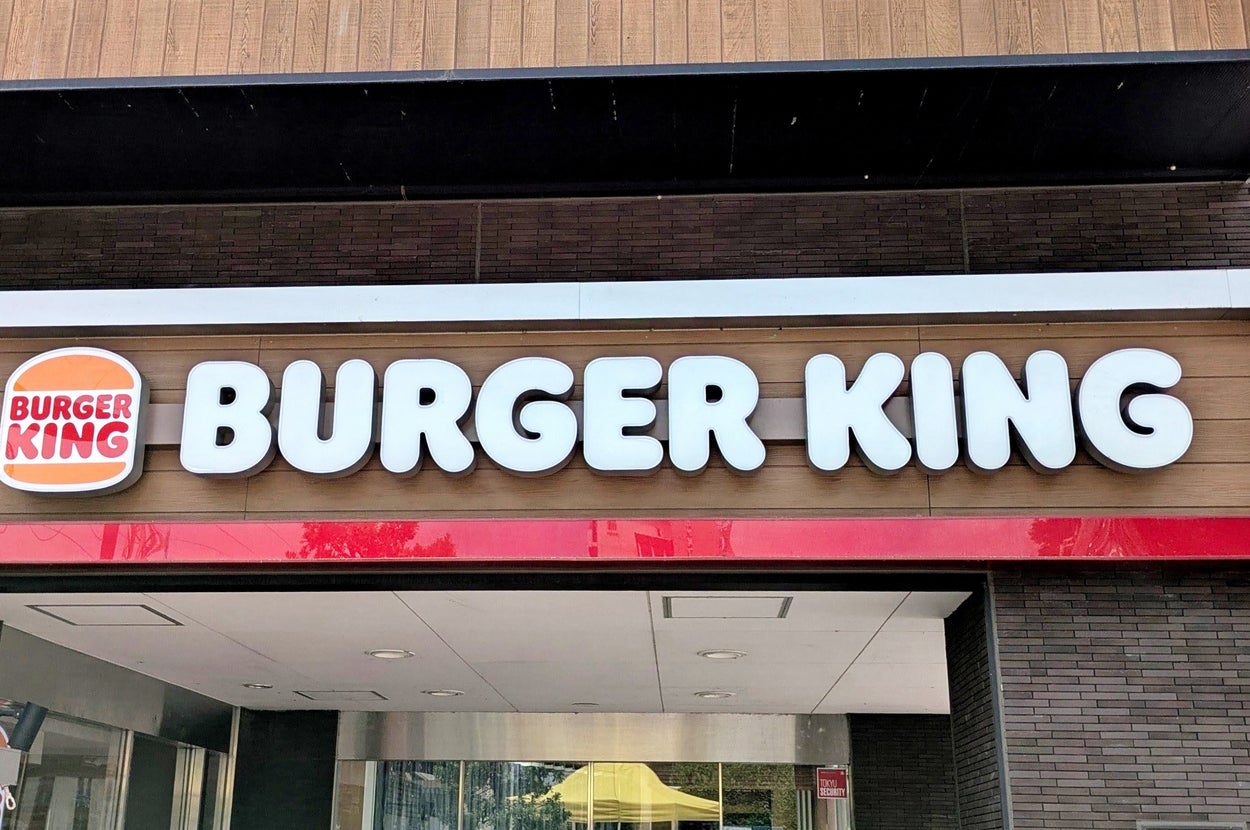 バーガーキングの店舗外観。大きな看板が建物の入り口上部に表示されている。