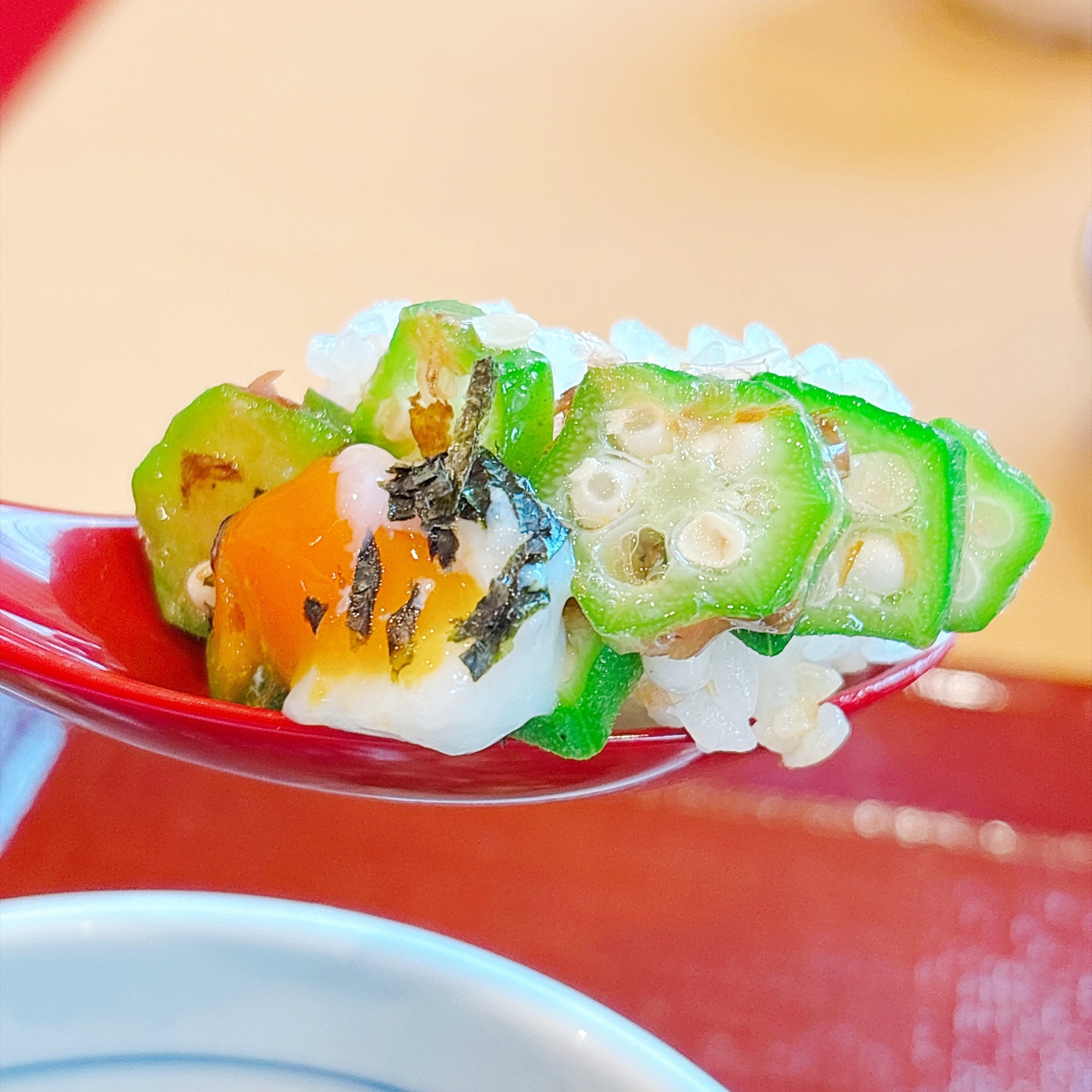 なか卯の「まぜのっけごはん朝食」スプーンでご飯と具材を一緒にすくっている様子。
