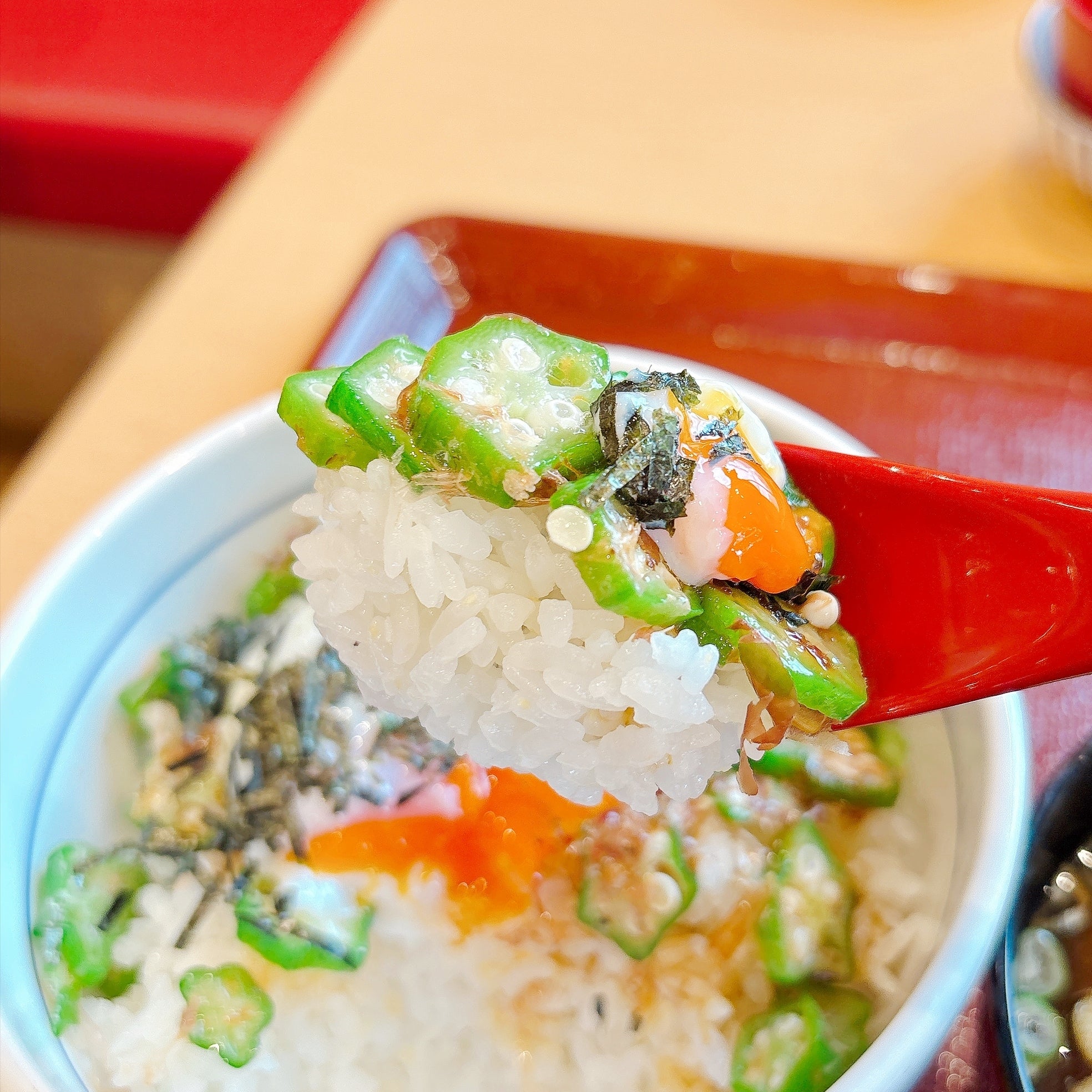 なか卯の「まぜのっけごはん朝食」スプーンで、ご飯と具材を一緒にすくっている様子。