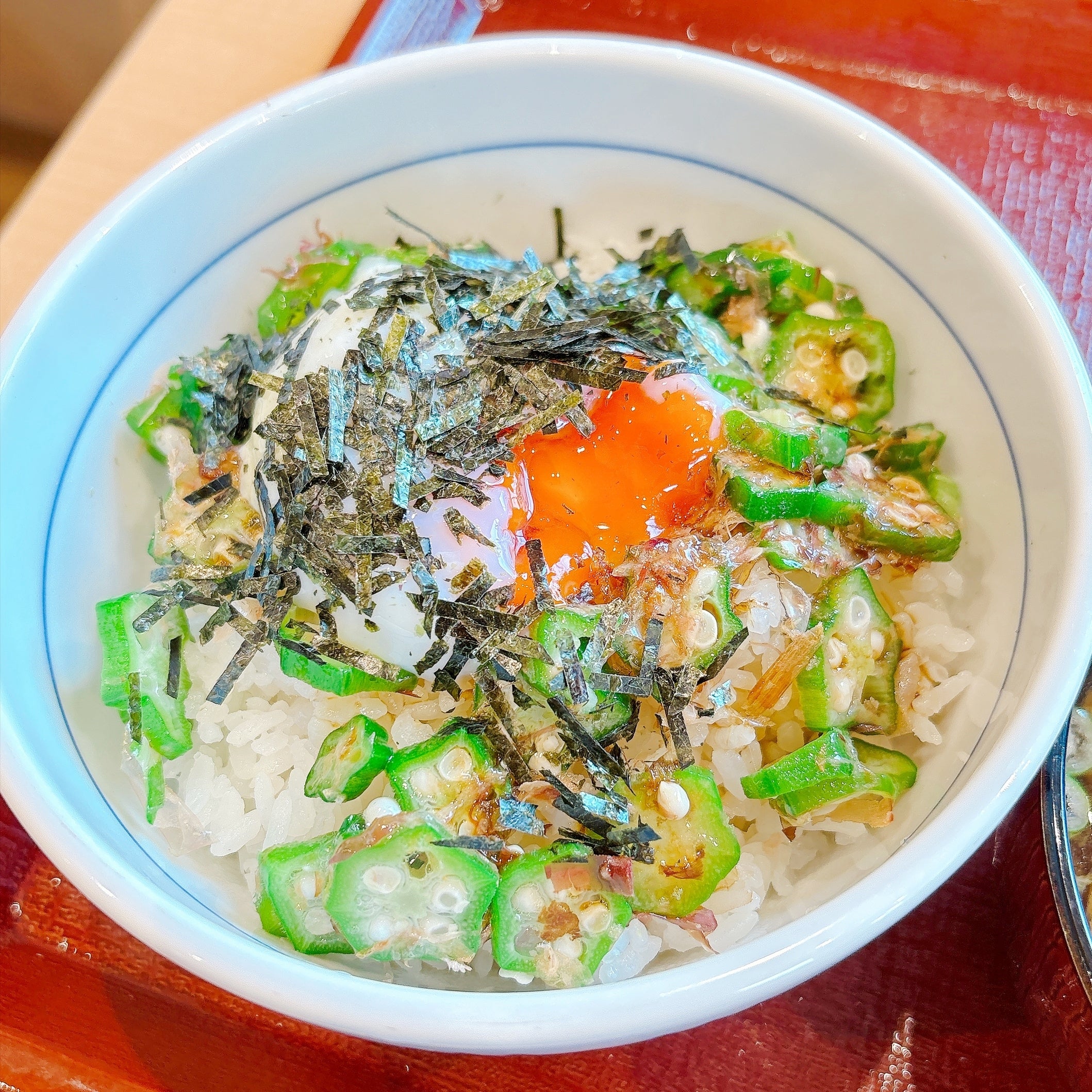 なか卯の「まぜのっけごはん朝食」ご飯の上に具材をのせた様子。