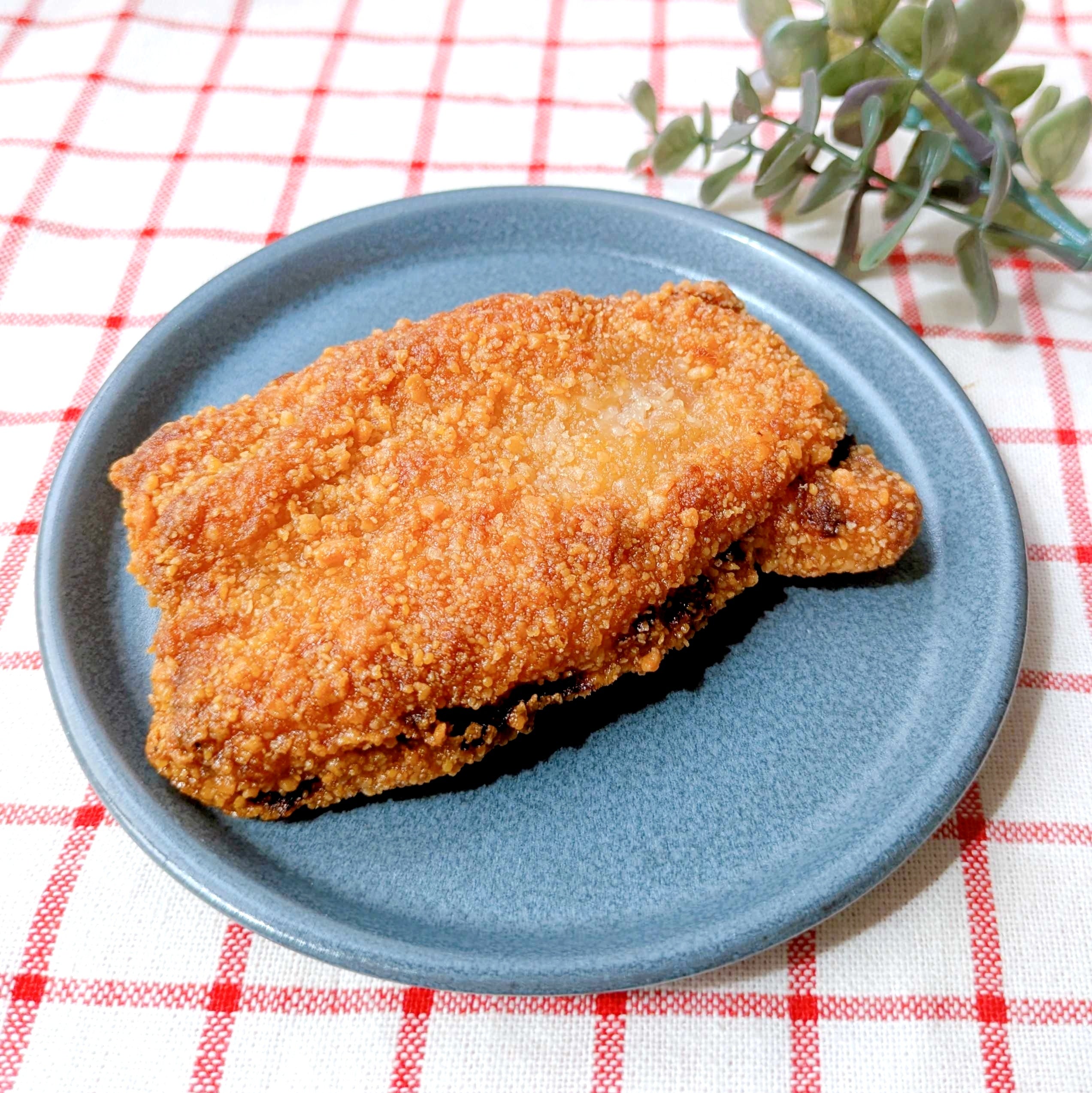 ファミリーマート「エバラ監修　ファミチキ（焼肉のたれ味）」プレートに盛られたファミチキ。