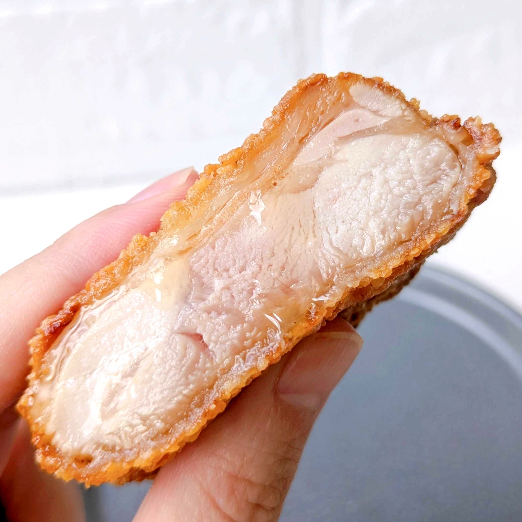 ファミリーマート「エバラ監修　ファミチキ（焼肉のたれ味）」手で持たれたサクサク衣のファミチキの断面。