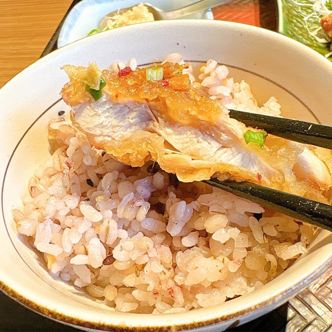 大戸屋の「活力定食」の油淋鶏をご飯にのせている