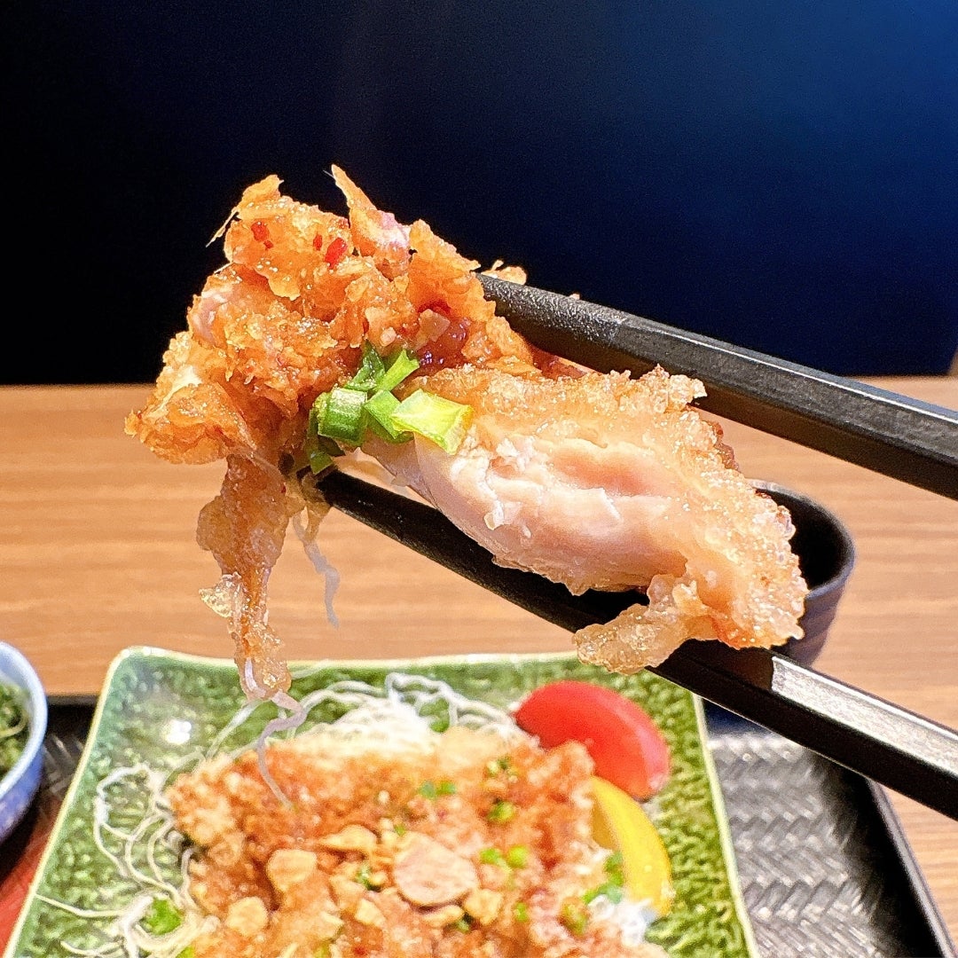 大戸屋の「活力定食」の油淋鶏を一つ箸で持ち上げた様子