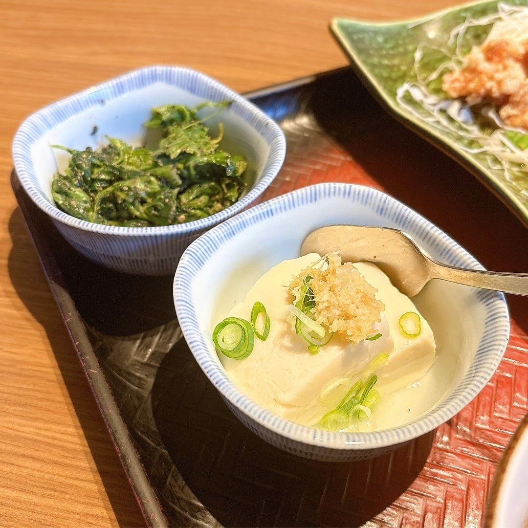 大戸屋の「活力定食」の「ひんやり豆腐」と「ほうれん草の胡麻和え」