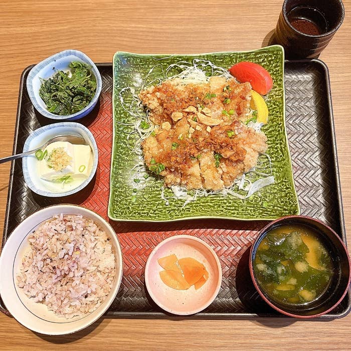 大戸屋の「活力定食」を上から見た様子。