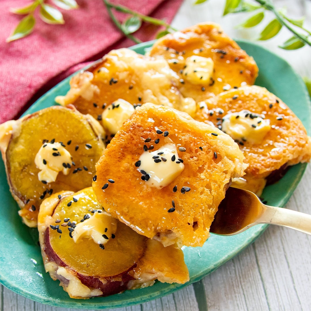 プレートに盛られたバター付きのさつまいも料理。
