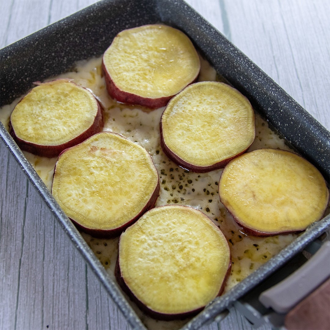 卵焼き器に並べられたスライスされたさつまいも。