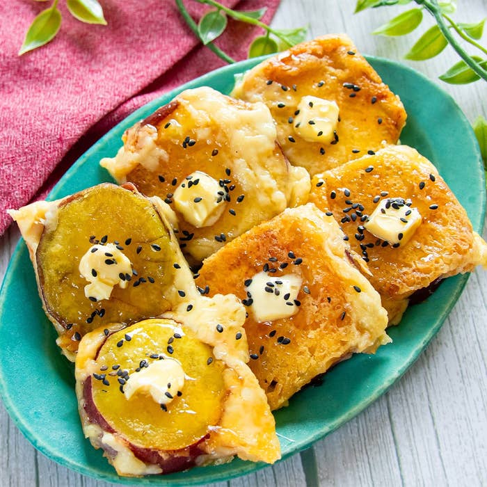 お皿に盛られたさつまいも料理。バターと黒ごまがトッピングされている。