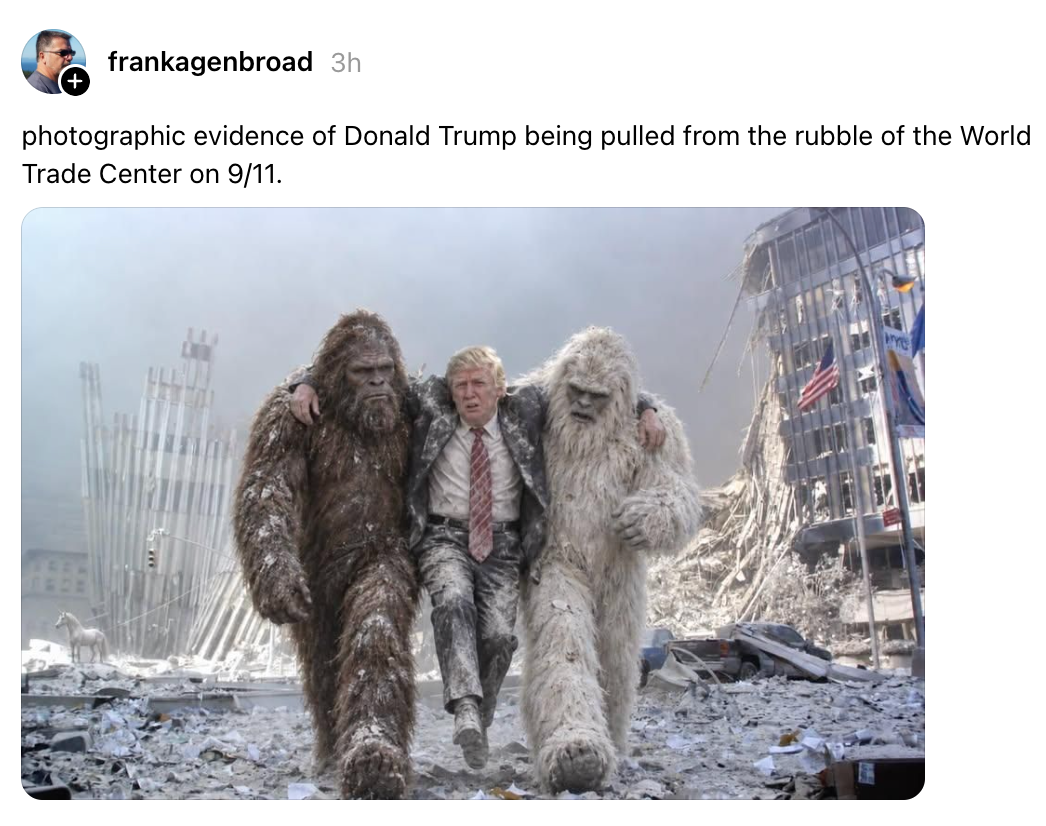 Et digitalt endret bilde viser Donald Trump med Bigfoot-lignende skapninger midt i ruiner av World Trade Center, som hevder å være på 9/11