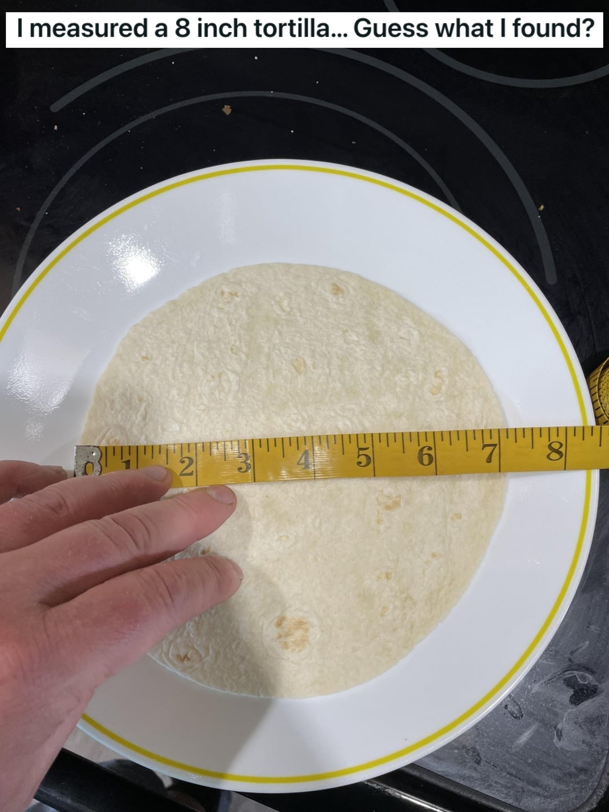 A manus  holds a measuring portion    crossed  a tortilla connected  a plate