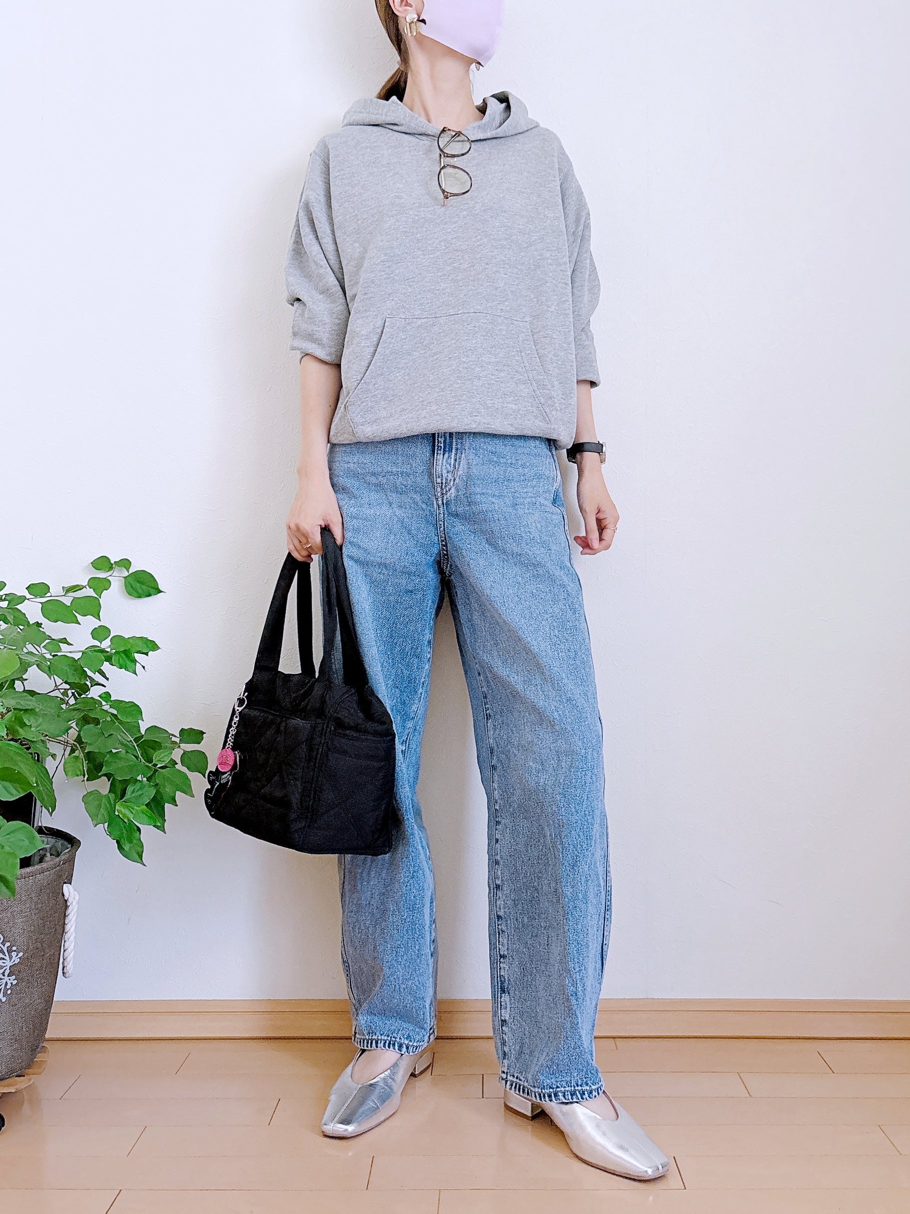 GU（ジーユー）の「スウェットパーカ」身長162cm女性でSサイズを着用。デニムパンツとパンプスを合わせたコーディネート。
