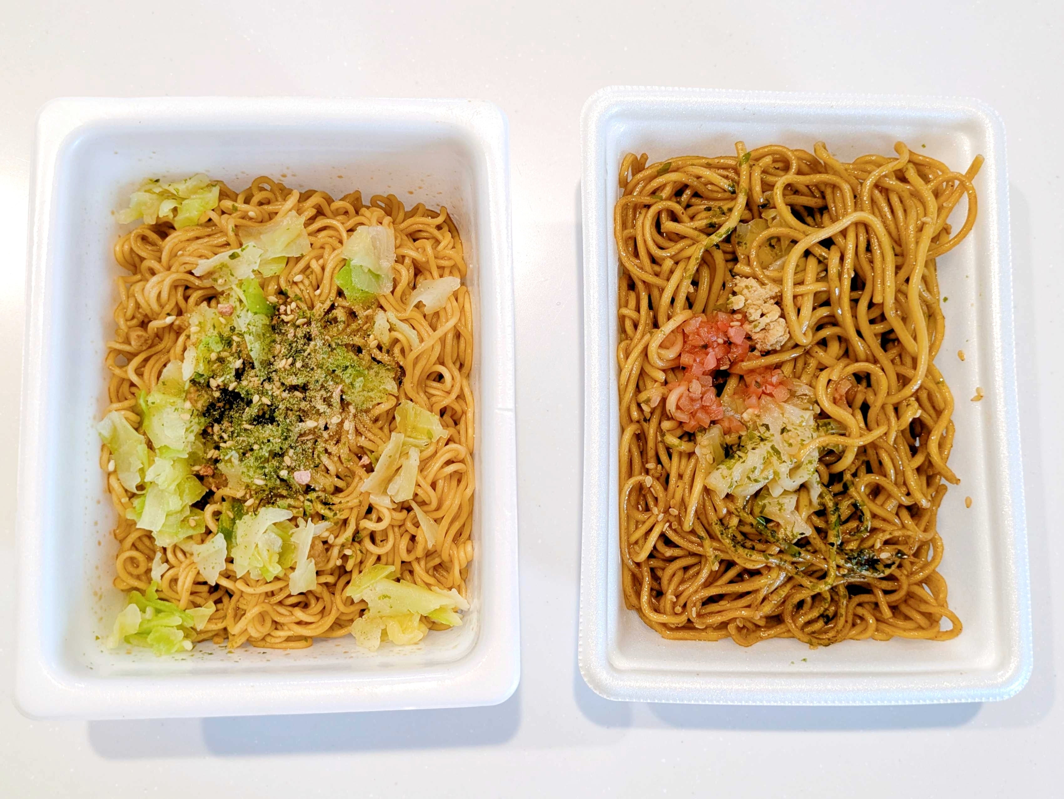 ファミリーマート「生ペヤングソースやきそば」並んでいる生ペヤングと、カップ麺のペヤング。