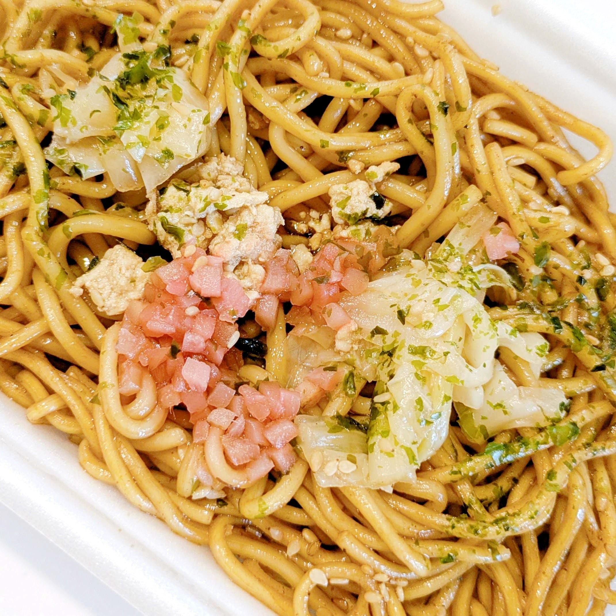 ファミリーマート「生ペヤングソースやきそば」やきそばにトッピングされているキャベツ、紅しょうが、青のり、鶏そぼろ。