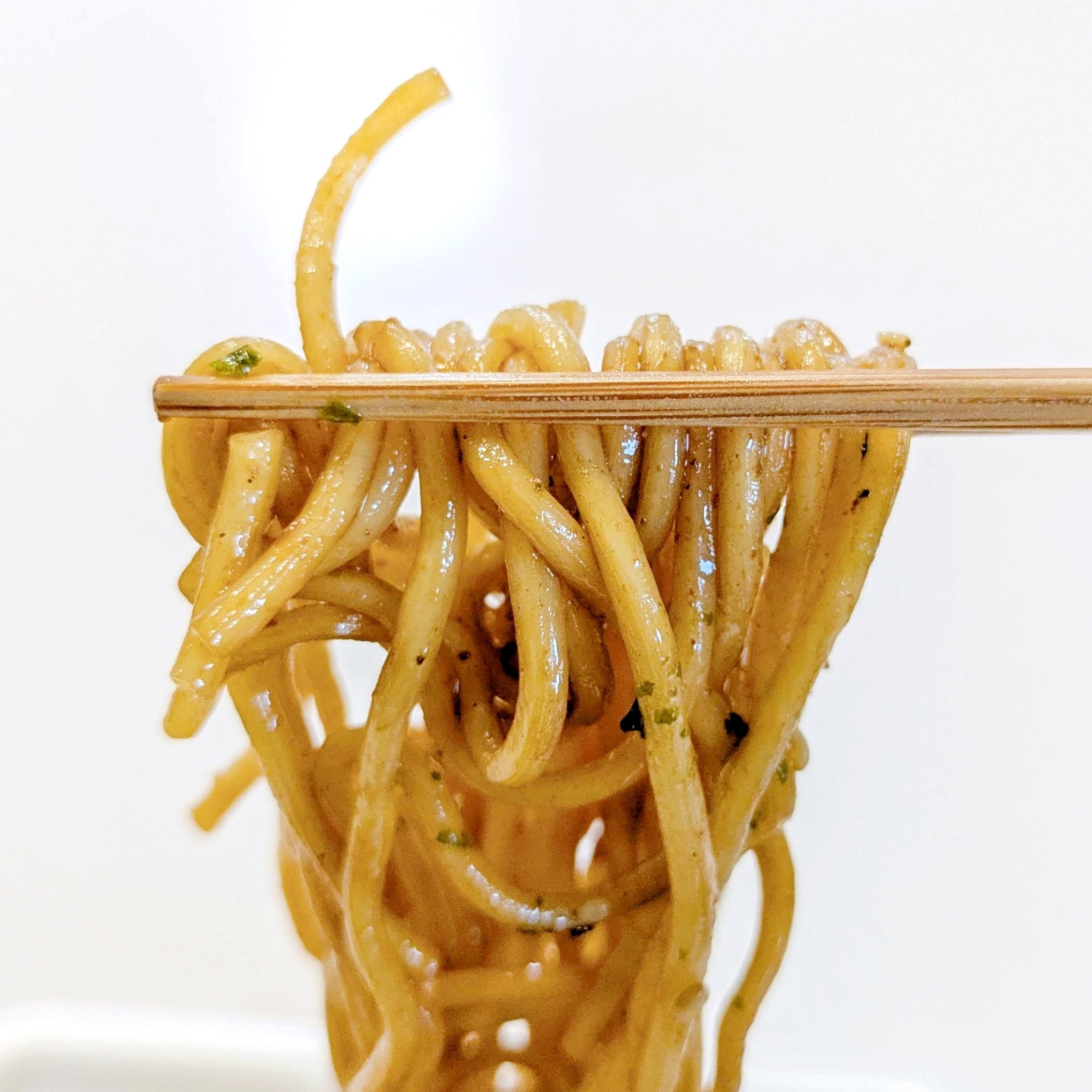 ファミリーマート「生ペヤングソースやきそば」箸で持ち上げられた麺のクローズアップ。