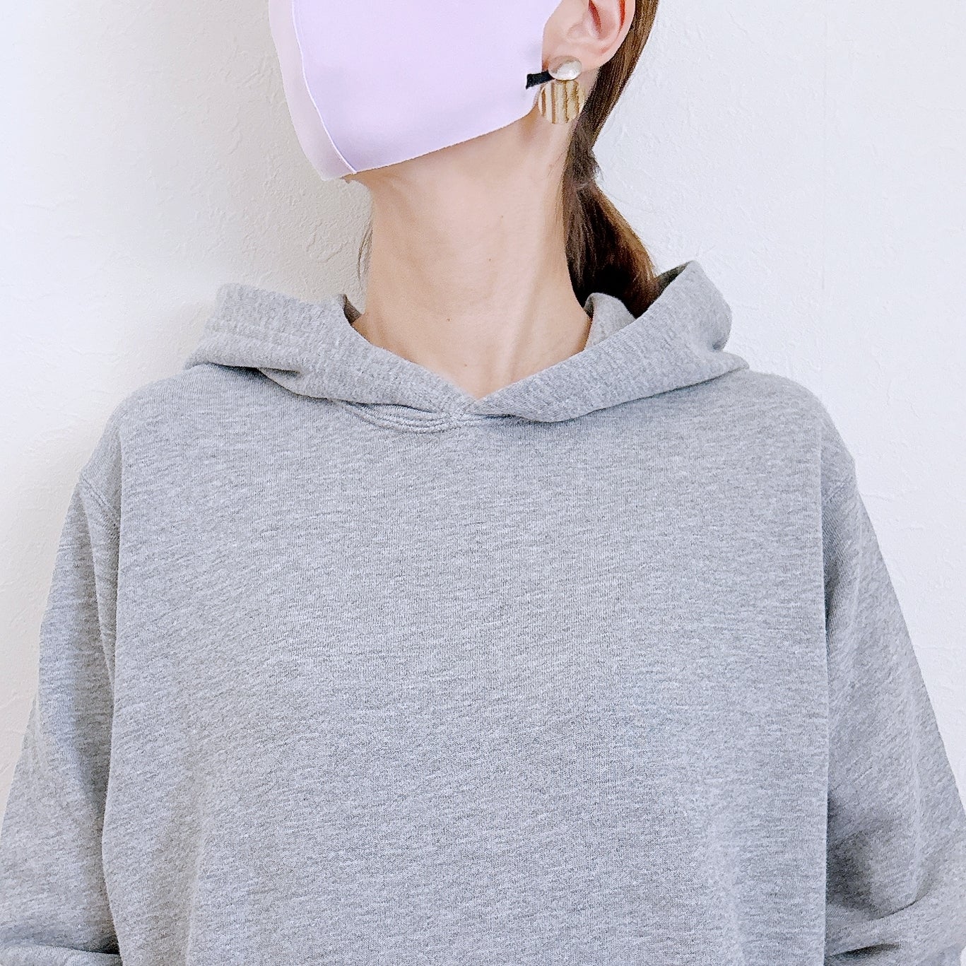 GU（ジーユー）の「スウェットパーカ」身長162cm女性でSサイズを着用。首元のクローズアップ。