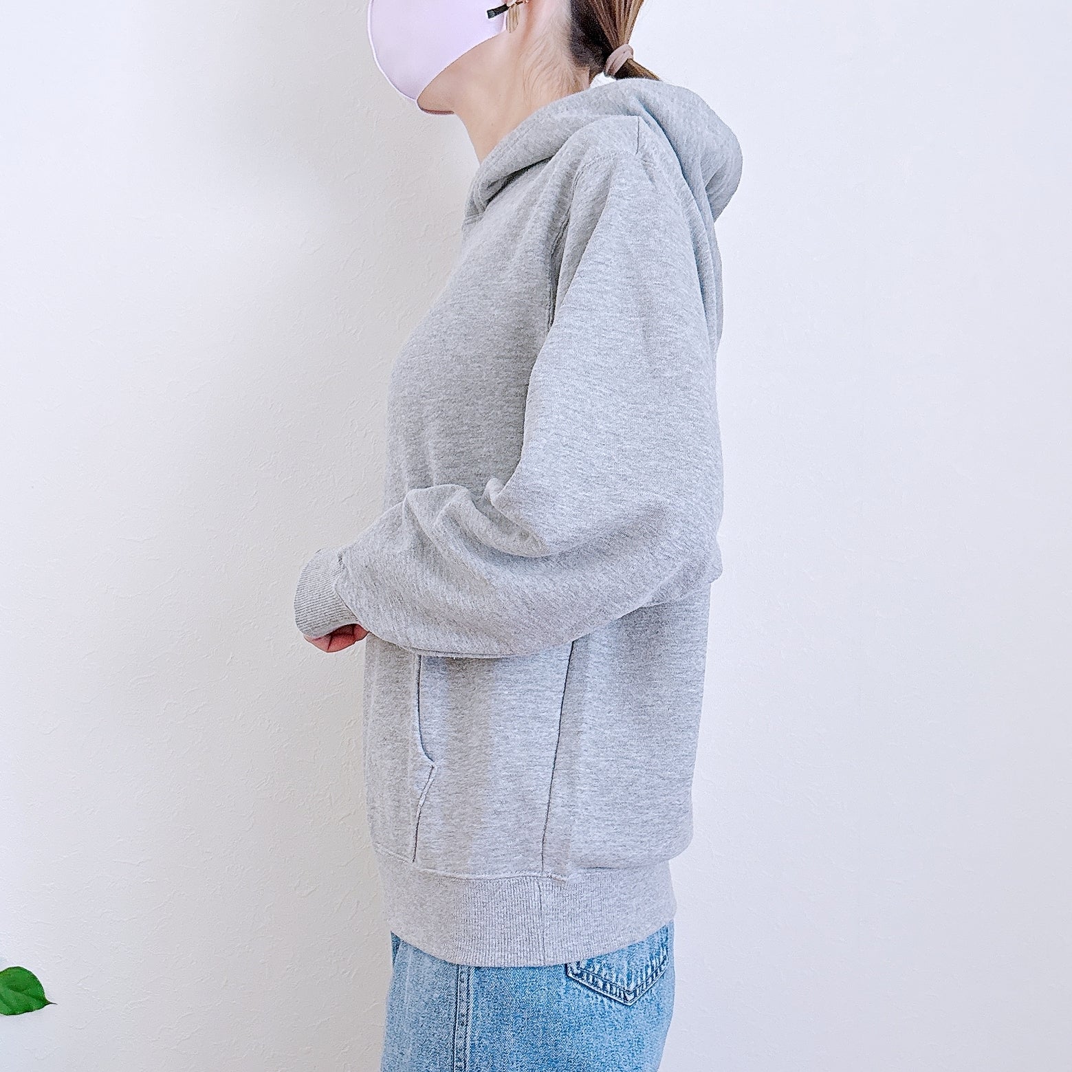 GU（ジーユー）の「スウェットパーカ」身長162cm女性でSサイズを着用。横を向いて立っている様子。