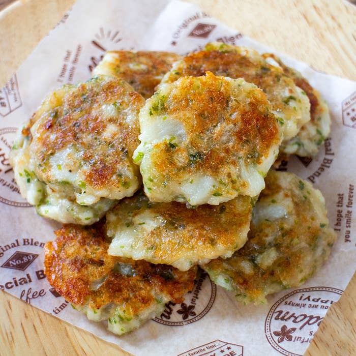長芋の焼き物が重なって置かれている。