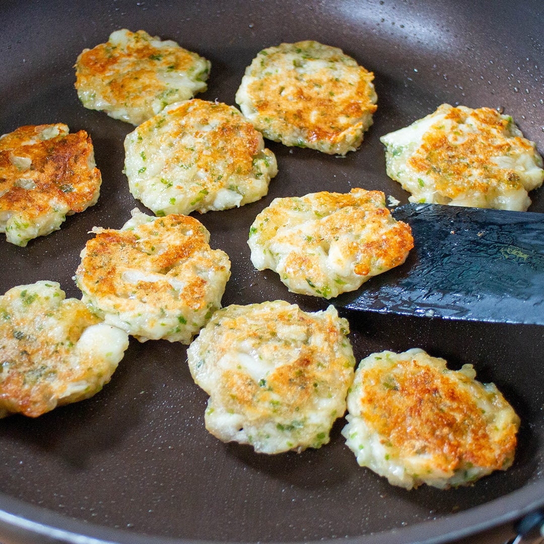 フライパンで焼かれている数枚の長芋の焼き物。