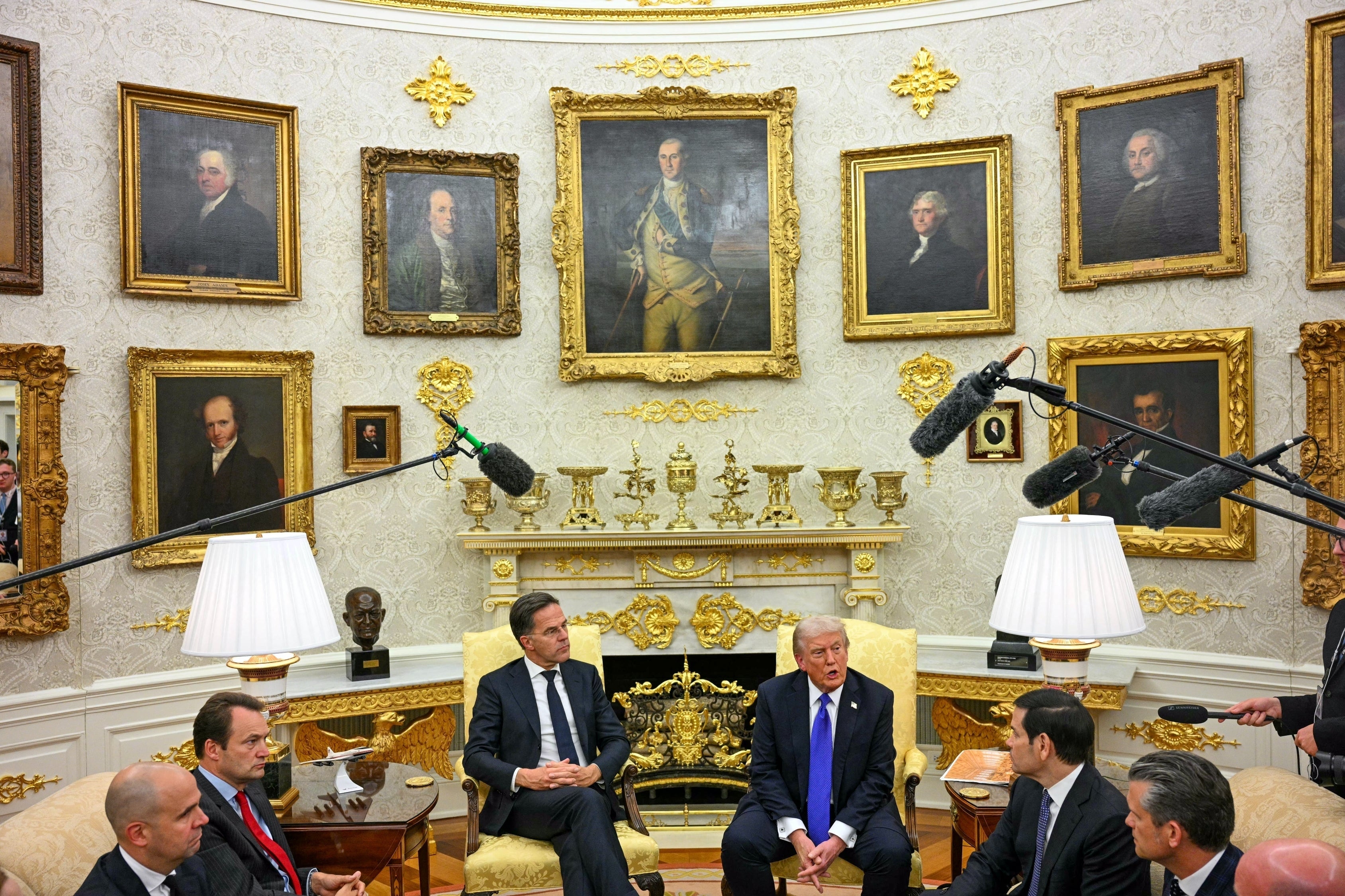 大統領執務室に金色の額縁で飾られた歴代大統領の肖像画。写真は大統領2期目の就任直後に撮影されたもの / JIM WATSON / Via AFP via Getty Images