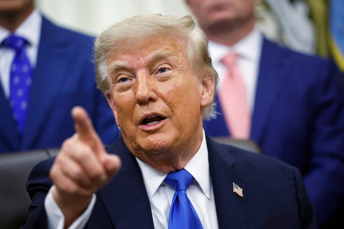 ホワイトハウスの大統領執務室で米旅行業界幹部らと会談したドナルド・トランプ米大統領（＝2026年9月2日撮影）/ Kevin Dietsch / AFP＝時事