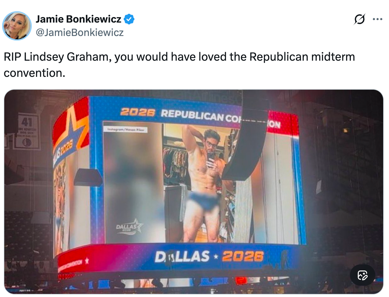 En tweet viser en stor skjerm på et stevne som viser en muskuløs mann i badetøy, med bildetekst om Lindsey Graham og en republikansk midtveisarrangement