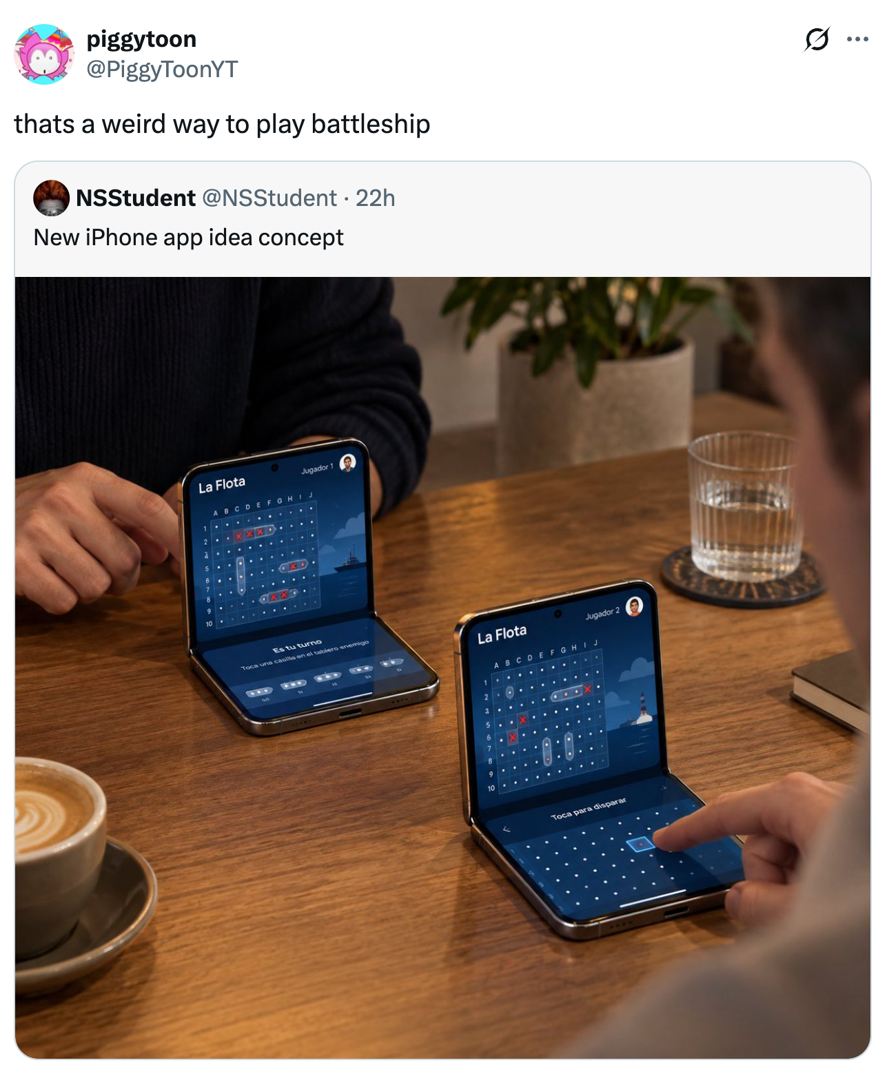 To personer spiller et digitalt Battleship-spill på sammenleggbare smarttelefoner ved et bord med kaffe og vann