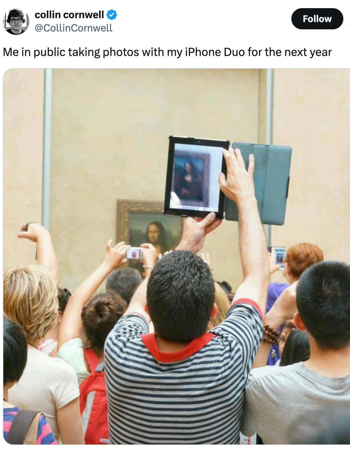 Person som humoristisk holder to telefoner teipet sammen for å fotografere Mona Lisa i et overfylt museum