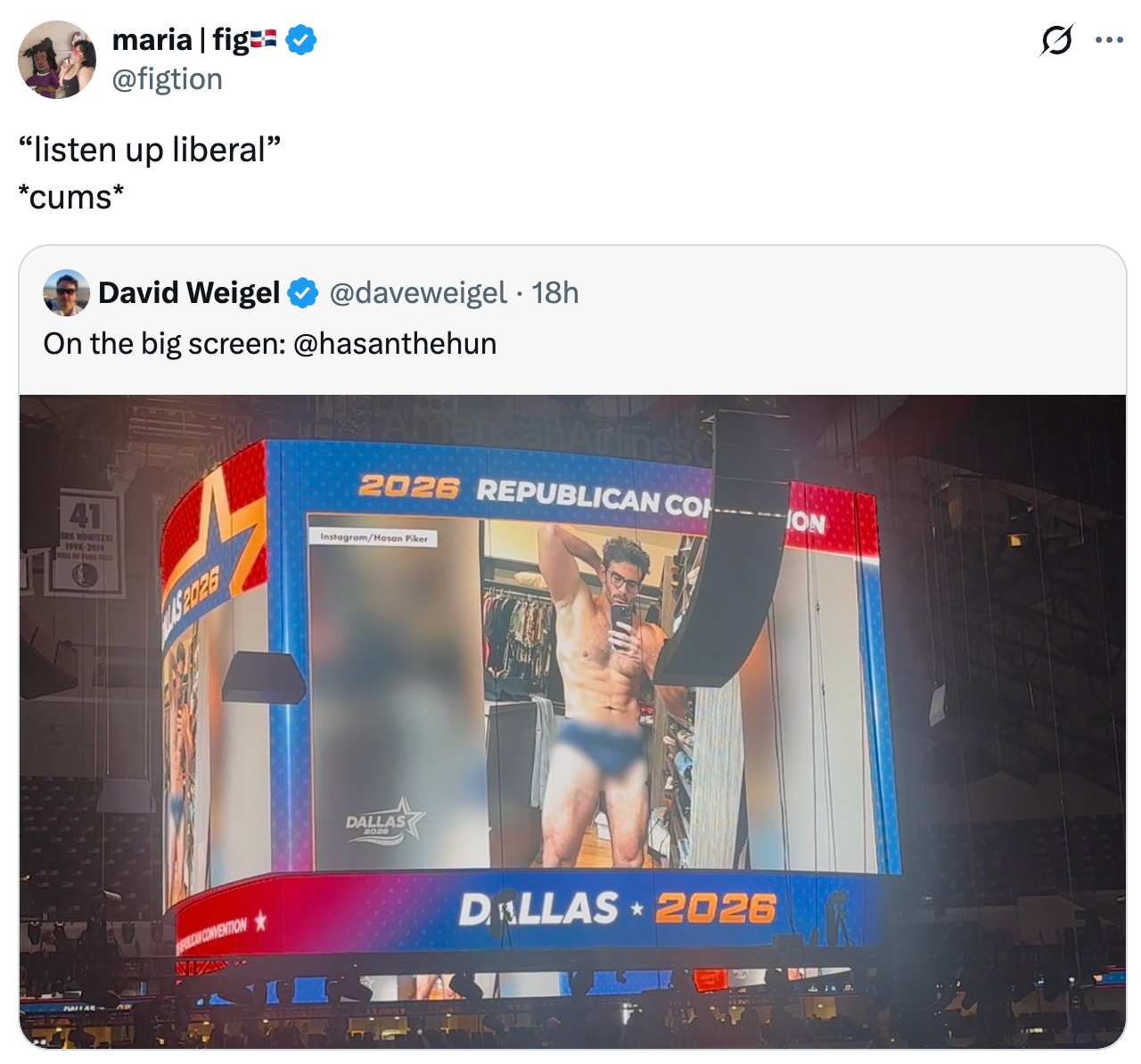 Tweet med en stor begivenhetsskjerm som viser et Twitter-innlegg av David Weigel med et redigert bilde av en person på scenen