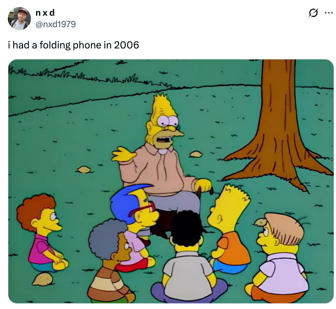 Bestefar Simpson snakker animert med barn som sitter i en sirkel under et tre