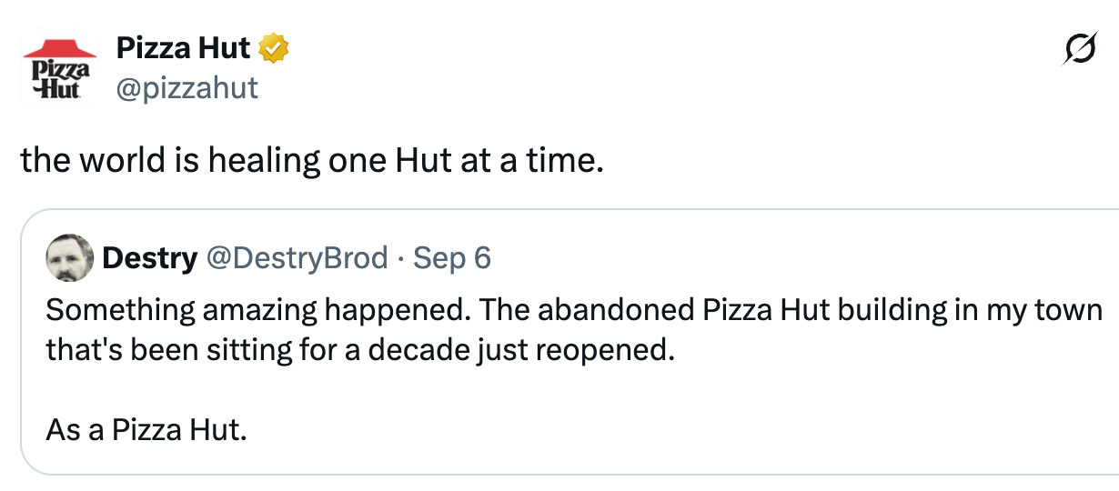 Tweet fra Pizza Hut deler et innlegg om en gammel Pizza Hut-bygning som gjenåpnes etter et tiår, igjen som en Pizza Hut