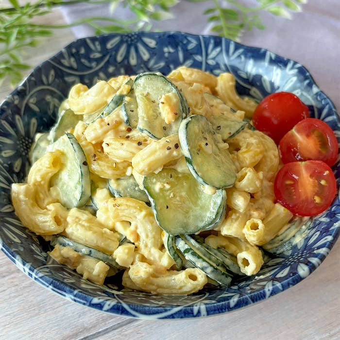 きゅうりとゆで卵のマカロニサラダが盛られている。