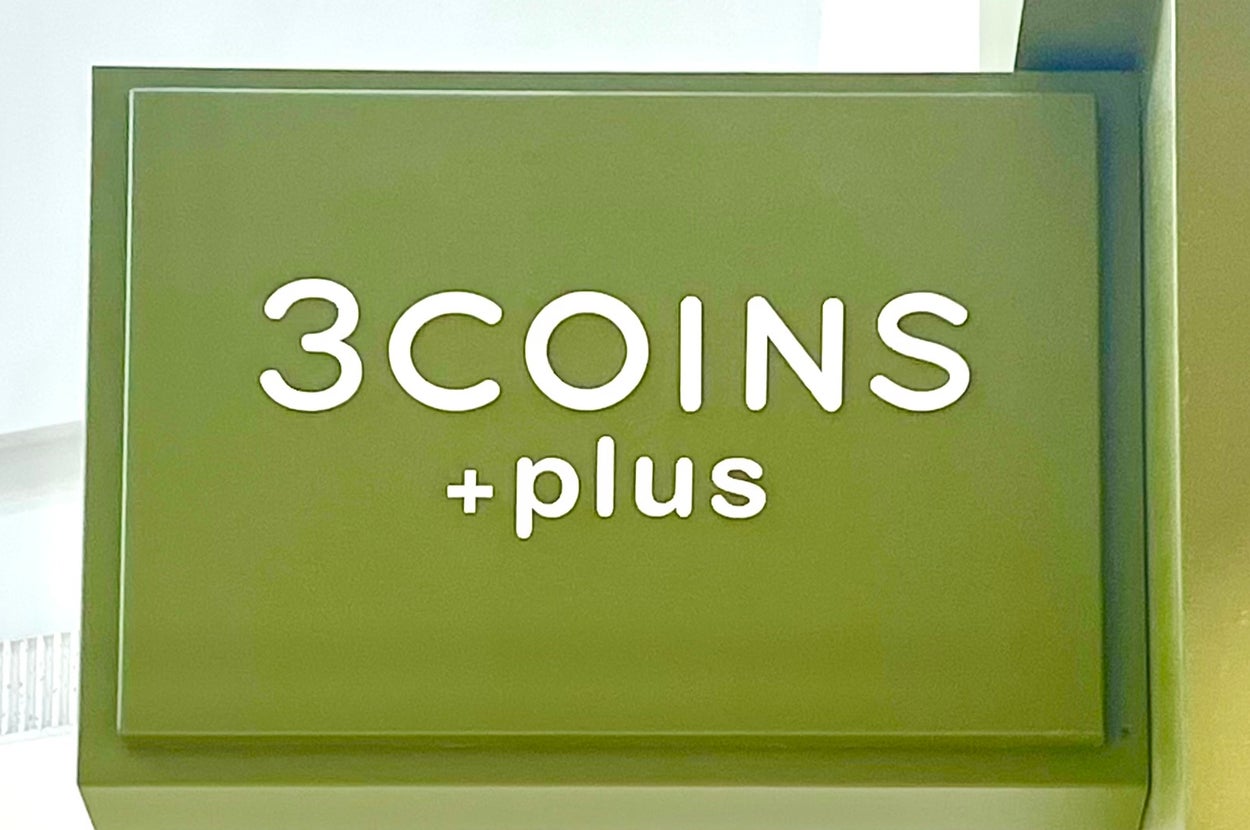 3COINS＋plusの看板が店舗の外観に掲示されている。