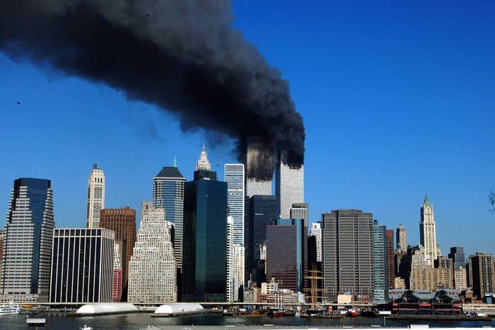 ツインタワーから黒い煙が立ち上る様子（2001年9月11日）HENNY RAY ABRAMS / AFP＝時事
