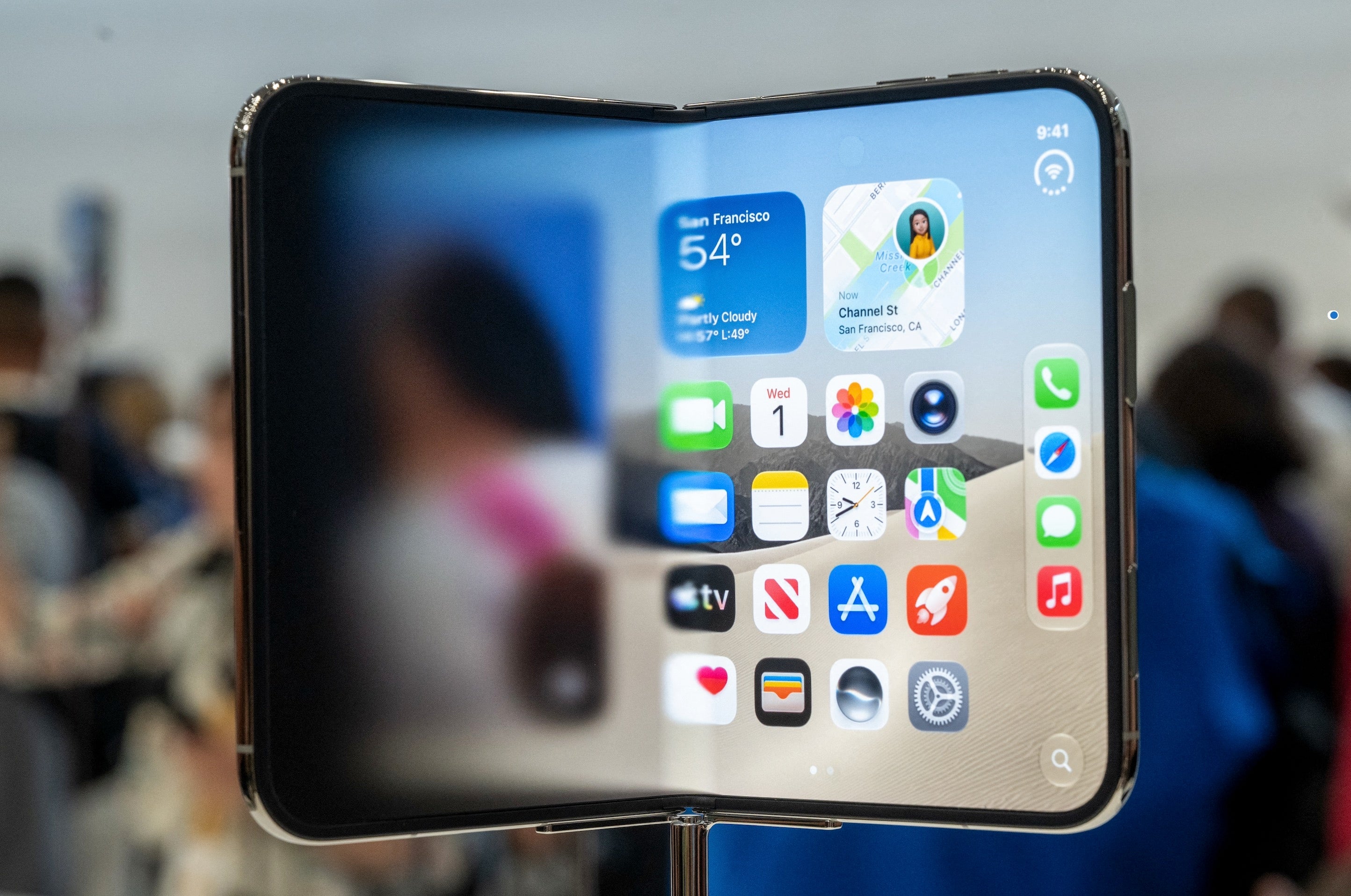 米アップルが発表した折り畳み式スマートフォン「iPhone Duo」（アメリカ・クパチーノで撮影）AFP＝時事