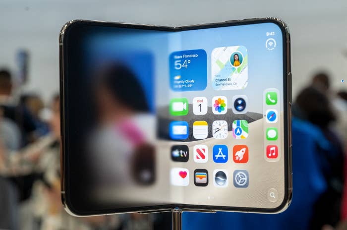 米アップルが発表した折り畳み式スマートフォン「iPhone Duo」（アメリカ・クパチーノで撮影）AFP＝時事