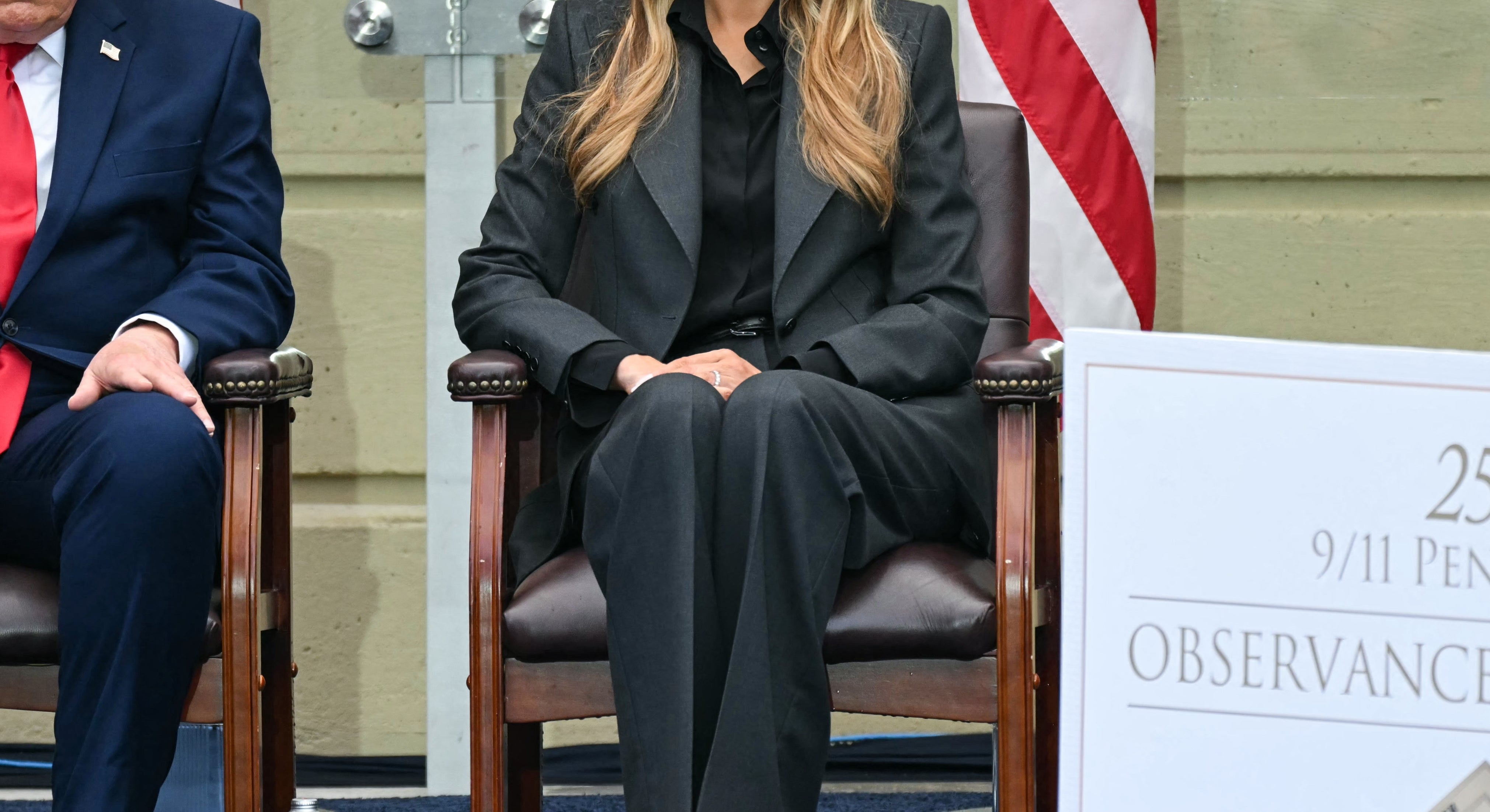 Nærbilde av Donald Trump som sitter ved siden av Melania, og ser døsig ut og med et synlig hengende ansikt