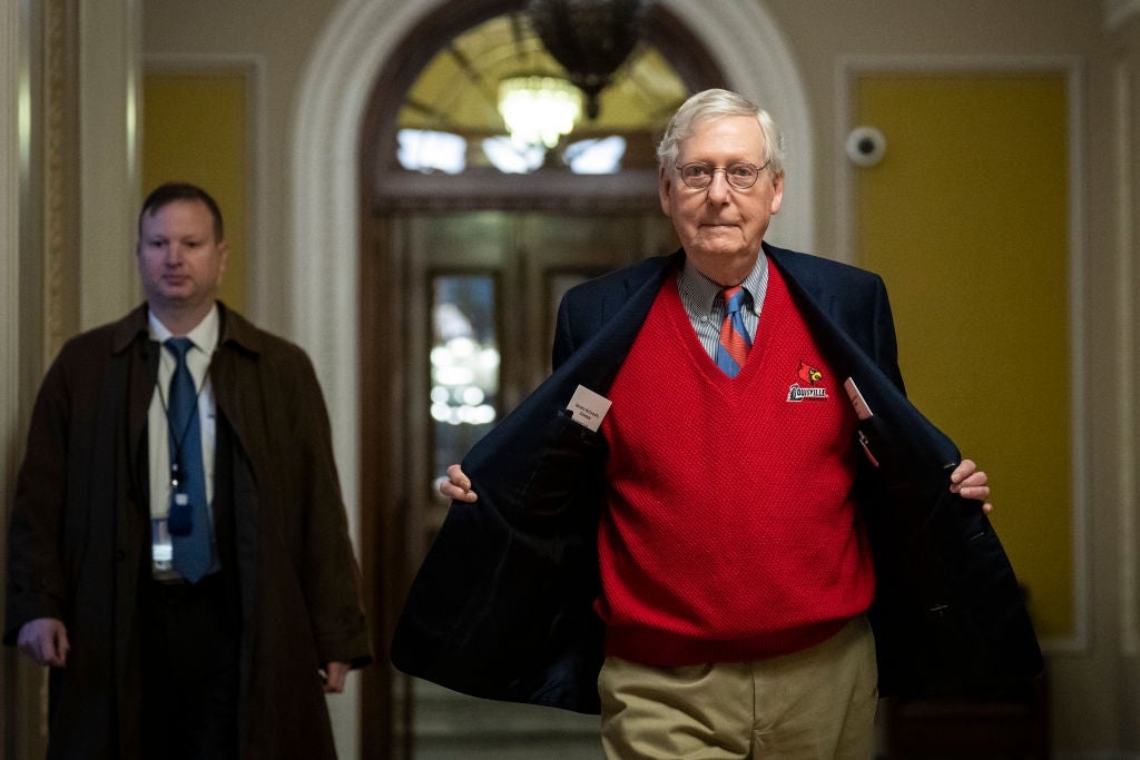 McConnell viser frem sin University of Louisville-genser fra under dressjakken sin