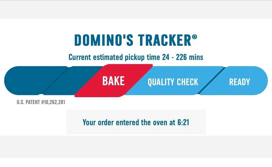 Domino's Tracker som viser pizza i bakefasen. Estimert hentetid: 24-226 minutter