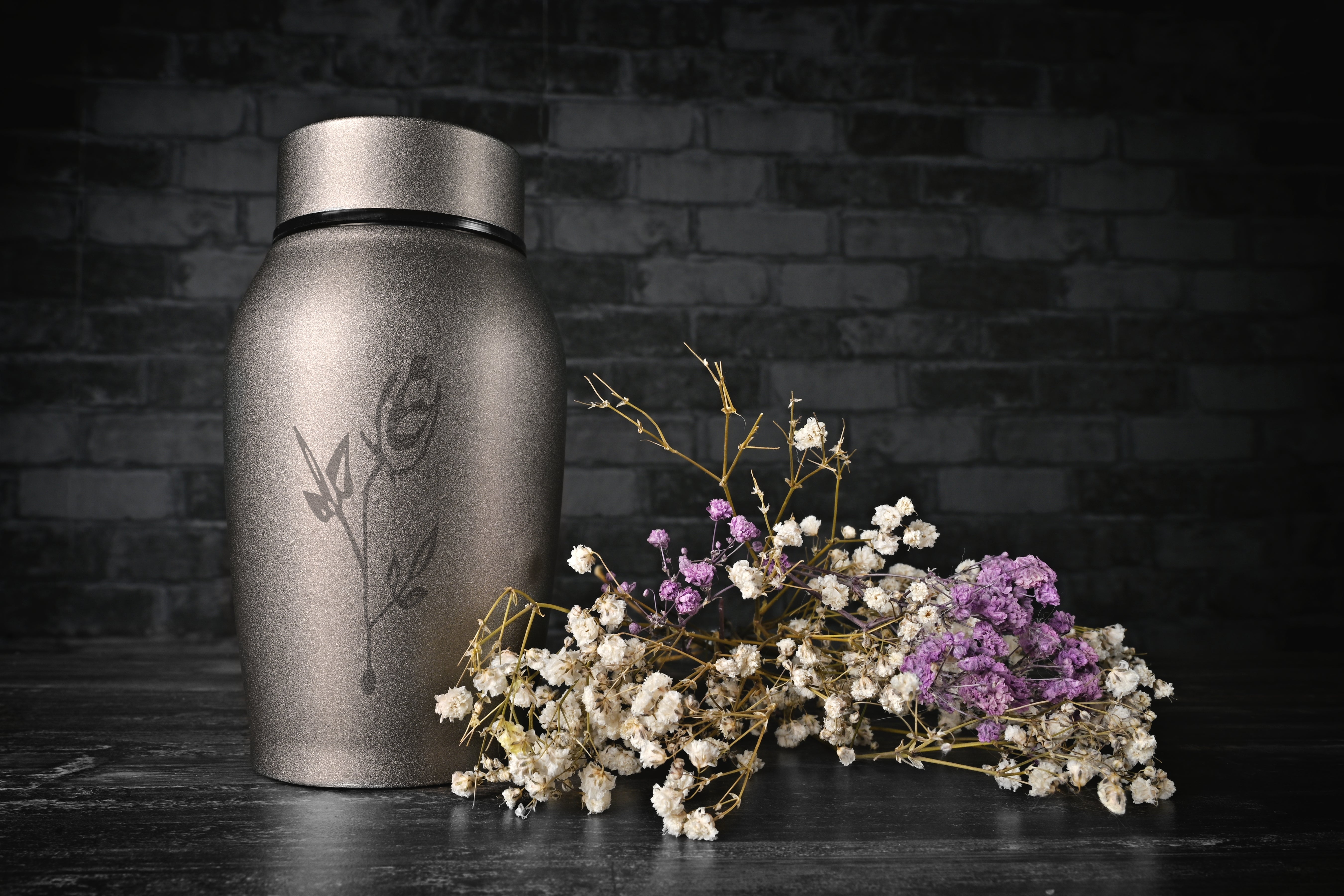 Metallurne ved siden av blomster