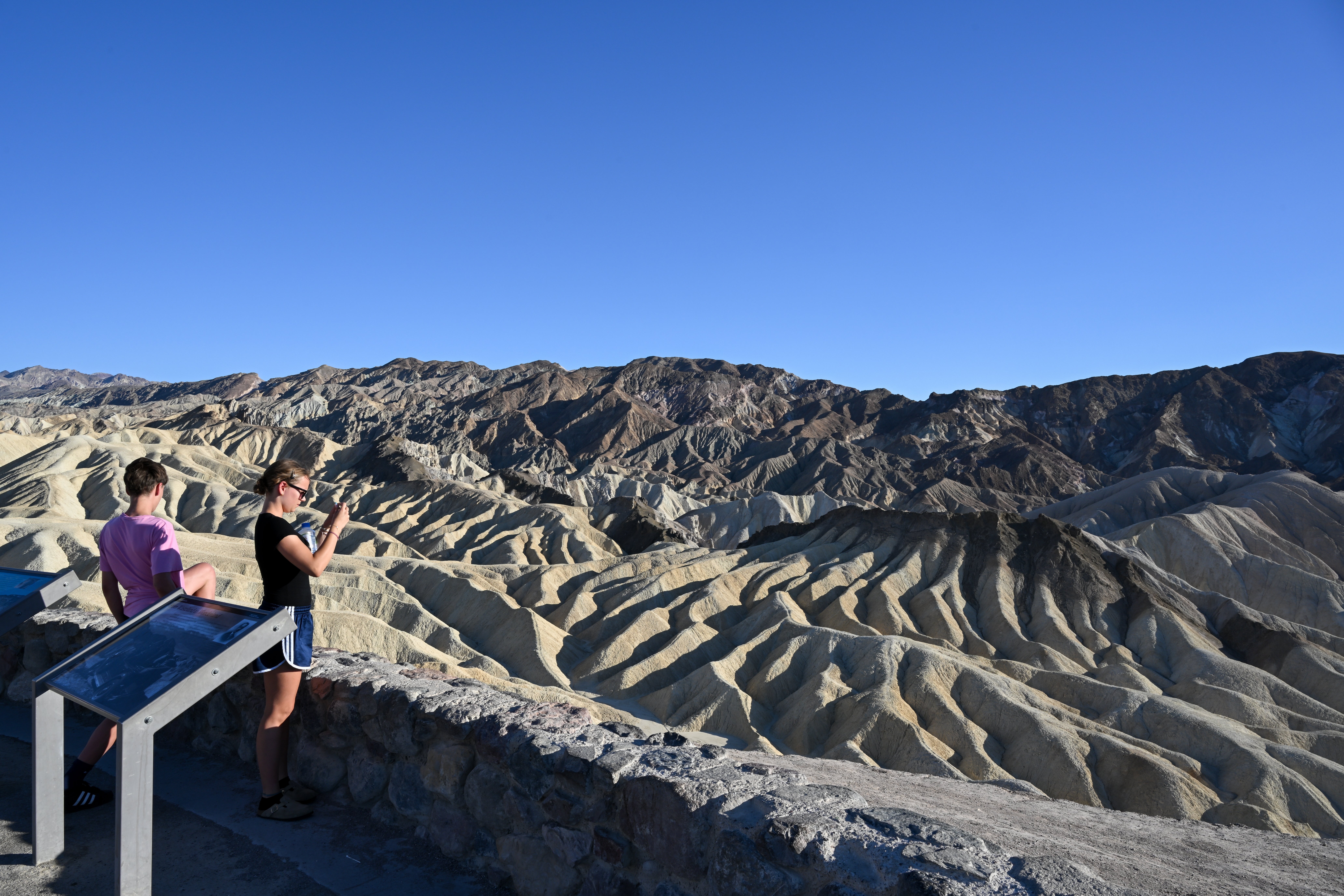 To personer står ved en naturskjønn utsikt over Death Valley