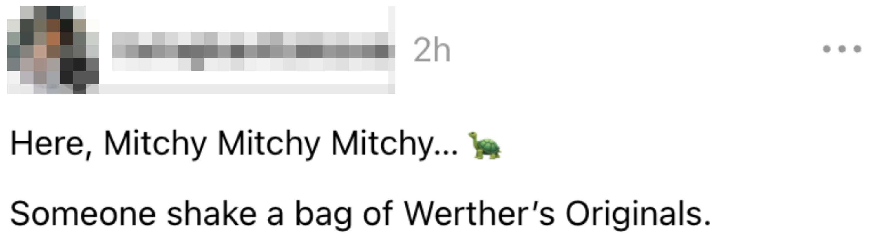 Her, Mitchy Mitchy Mitch (med en skilpadde-emoji) Noen rister en pose med Werthers originaler