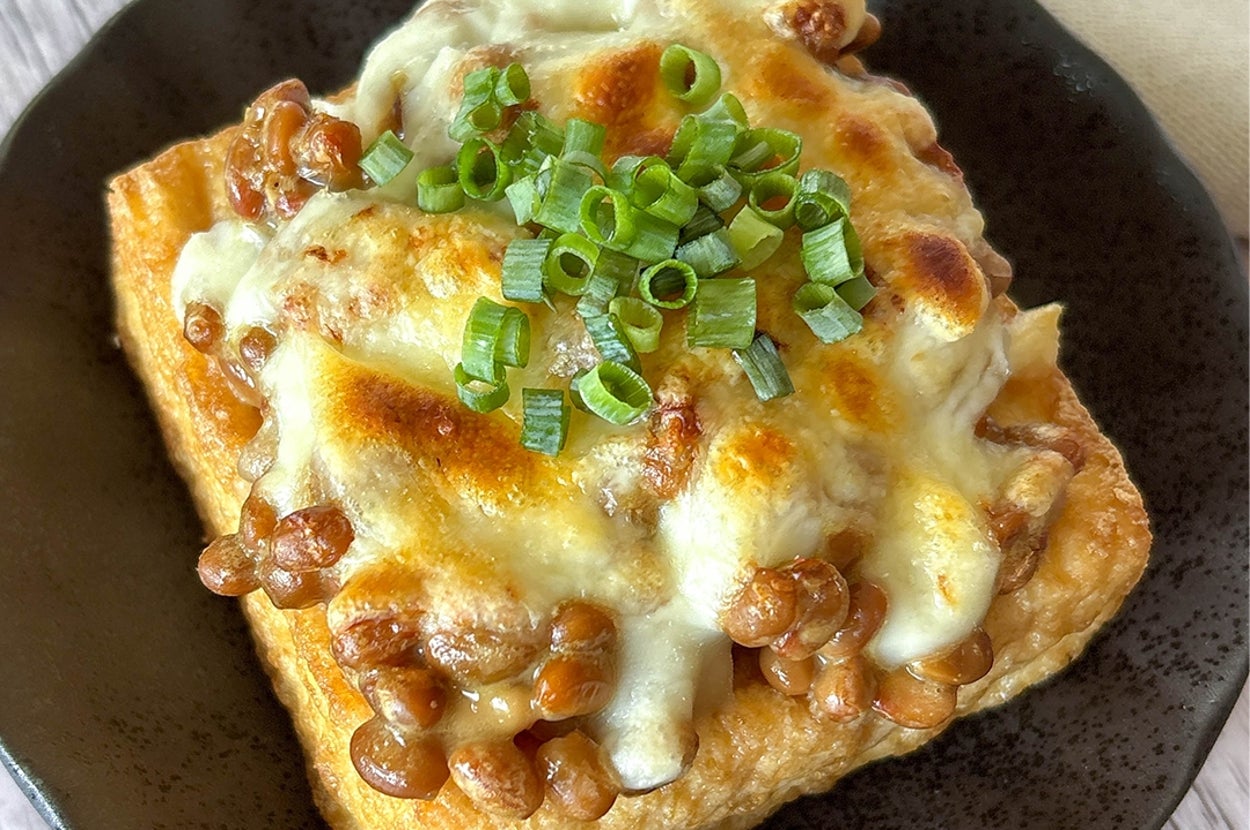 厚揚げの納豆チーズ焼き。小ねぎがトッピングされています。